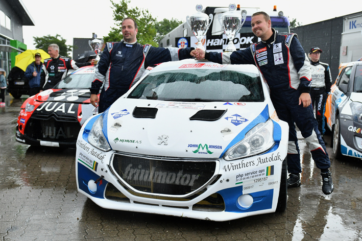 Kim Madsen (t.h.) og Kasper Sørensen, Sorø/Stenlille, med vinderpokalerne efter ankomsten til mål i rallycentrum hos Hansen Biler A/S i Slagelse
(Foto: Morten Dam - autoMOTIV/specialpress)